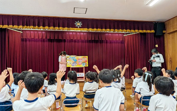 絵本読み聞かせ風景